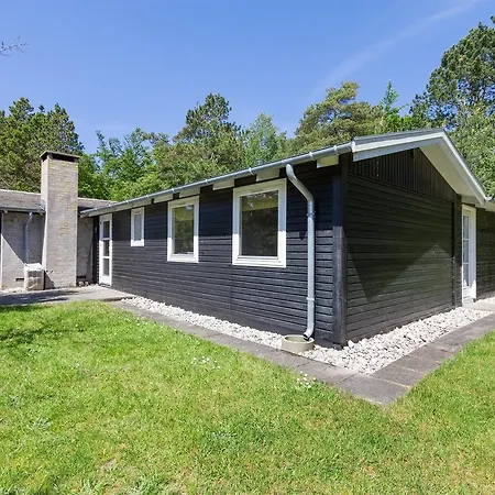 Vakantiehuis Three-bedroom Holiday In *